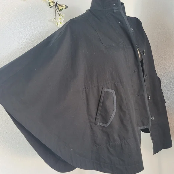 BCBGENERATION BLACK LIGHTWEIGHT PONCHO CAPE FRONT BUTTON SZ XS - Picture 7 of 16